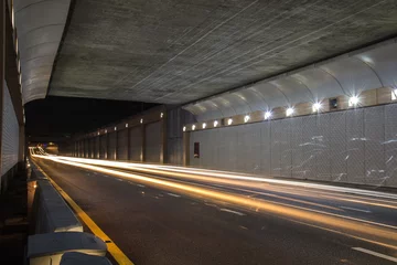 Tableaux ronds sur plexiglas Tunnel Tunnel traffic at car speeds.