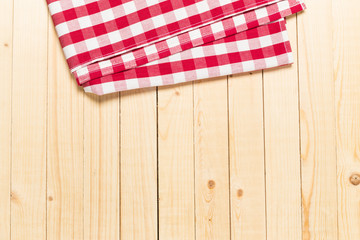 Obraz premium Red and white tablecloth on white wooden table