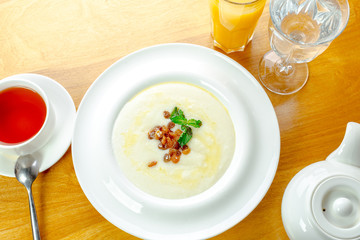 Porridge with raisins