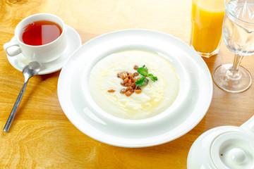 Porridge with raisins