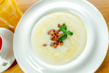 Porridge with raisins