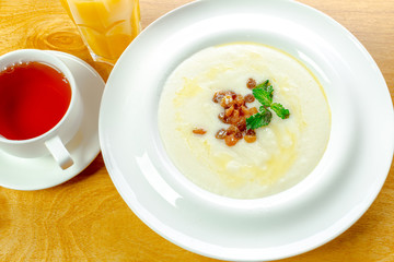 Porridge with raisins