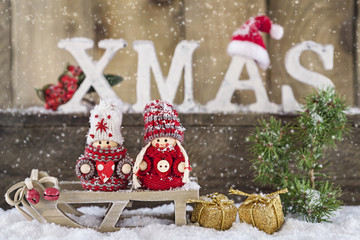 Weihnachtlicher Hintergrund mit den Buchstaben XMAS
