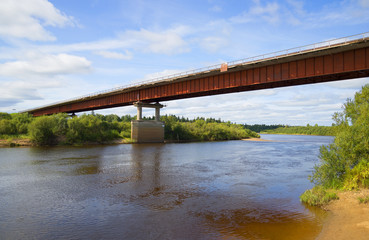 Fototapeta na wymiar Автомобильный мост через реку Ветлуга на трассе Кострома-Шарья