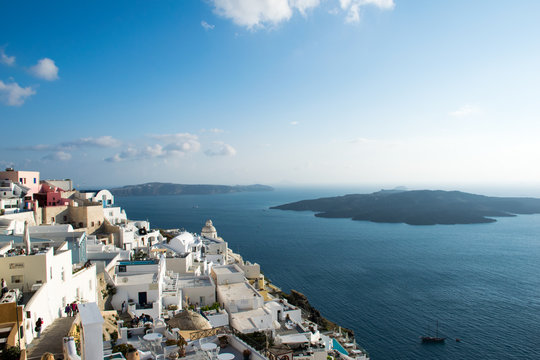 Blick auf Nea Kameni, Fira und die Kaldera