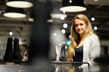 Junge blonde Frau beim Shopping