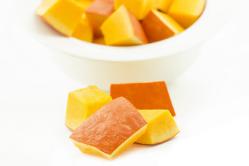 Stücke vom Hokaido Kürbis, freigestellt