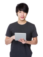 Man use of the tablet pc