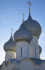 Три купола Успенского собора крупным планом. Кремль Ростова Великого