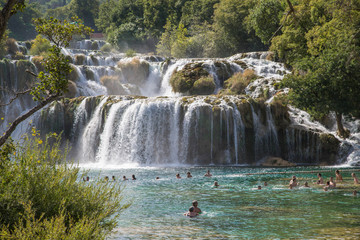 gigantisch azurblaue Wasserfälle und glasklares Türkises Wasser mit markanten Steinformationen