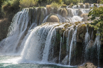 gigantisch azurblaue Wasserfälle und glasklares Türkises Wasser mit markanten Steinformationen