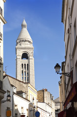 Fototapeta premium Montmartre, narrow street overlooking a Basilica