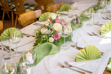 Tischdekoration mit Blumen