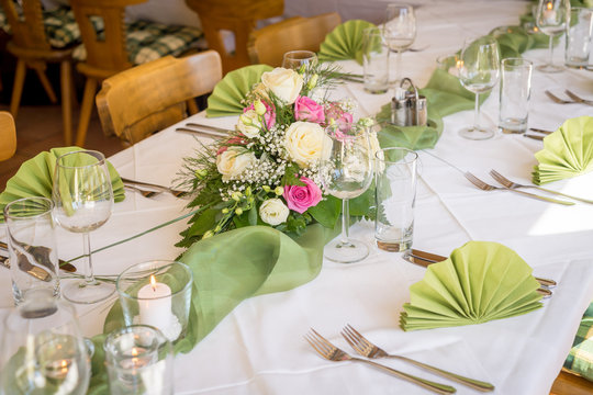 Tischdekoration mit Blumen