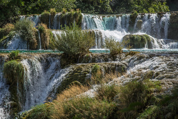 gigantische türkise, glasklare Wasserfälle