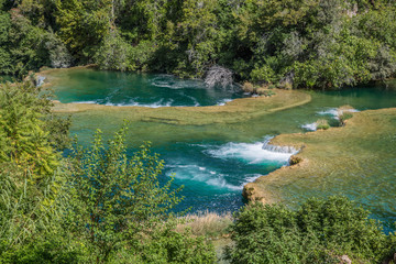 Fototapeta na wymiar gigantische türkise, glasklare Wasserfälle