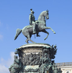 Obraz premium Памятник царю Николаю I на фоне голубого неба. Санкт-Петербург
