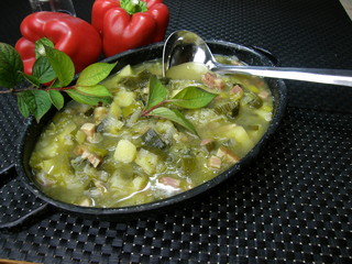 Lauchsuppe im Topf mit Kelle von oben
