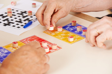 Hände von Senioren spielen Bingo