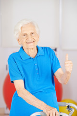 Glückliche Seniorin hält ihren Daumen hoch
