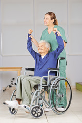 Alte Frau im Rollstuhl bei Physiotherapie