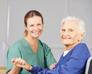 Alte Frau mit Krankenpflegerin im Pflegeheim