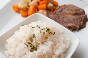 Pôt-au-feu avec accompagnement de riz blanc