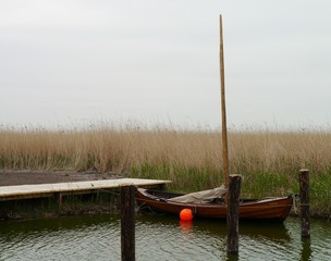 Holzsegelboot am Holzsteg