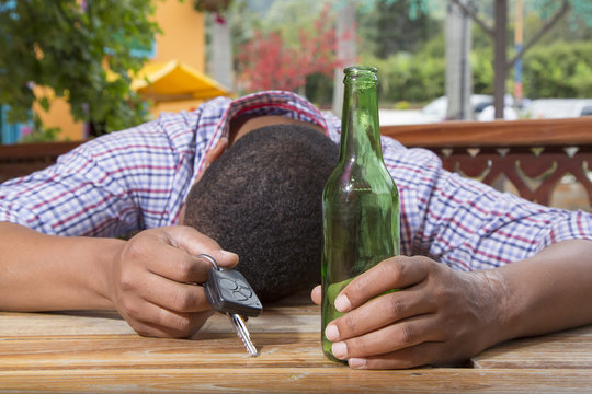 Entregar las llaves de tu veh&iacute;culo cuando se toma bebidas alcoh&oacute;licas.  