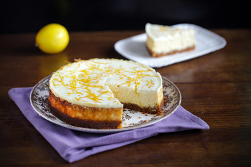 Lemon and zest cheesecake with cookie crumble and cream - 93955049