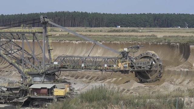 Schaufelrad-Bagger in Action im Lausitzer Kohle-Tagebau 