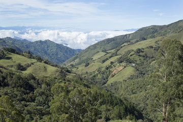 Fototapeta na wymiar Paisaje montañoso colombiano 