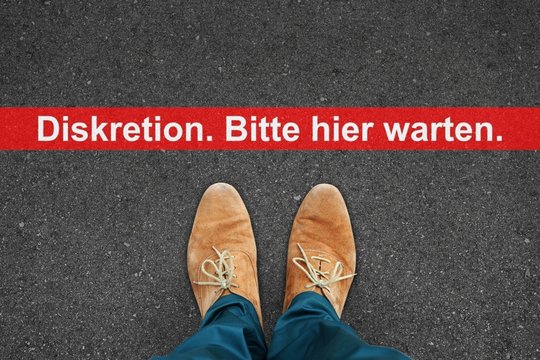 th n diskretion bitte hier warten I