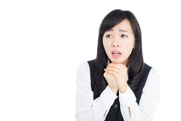 寒さに震える女性