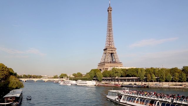Paris, Tourboat on the seine river, HD (1920X1080, 25 fps)