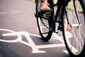 Vélo de ville sur piste cyclable