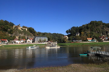 Blick über die Elbe auf den Kurort Rathen (Niederrathen) in der Sächsischen Schweiz