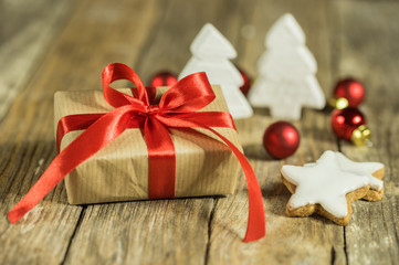 Fototapeta na wymiar Weihnachten Päckchen Präsent Geschenk mit roter Schleife