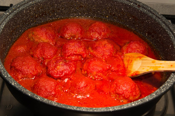 1066 - meatballs in tomato sauce in pan
