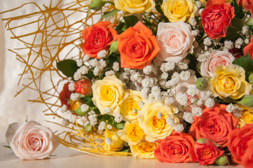 яркая кустовая роза в букете