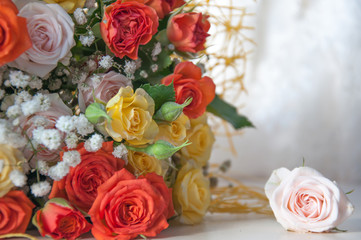 яркая кустовая роза в букете