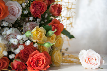 яркая кустовая роза в букете