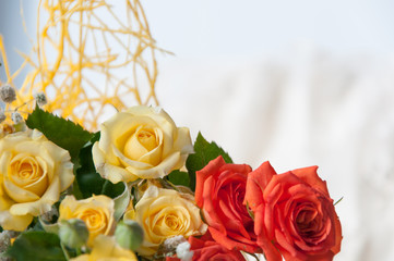 яркая кустовая роза в букете