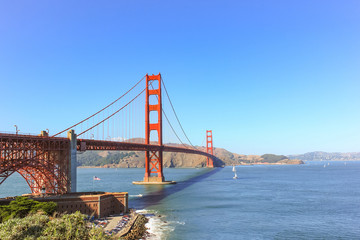 Fototapeta premium Golden Gate bridge with the clear sky.