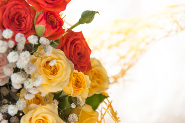 яркая кустовая роза в букете