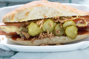 Veganer Hot Dog mit Gurke und Zwiebeln 