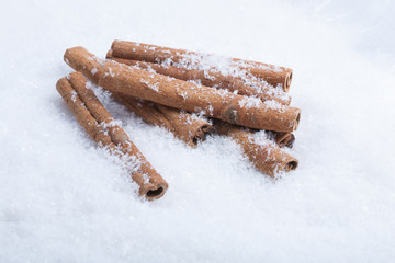 Weihnachten: Zimtstangen im Schnee