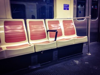 Interior vagón de metro - obrazy, fototapety, plakaty