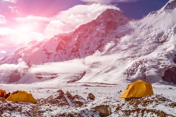 Crédence de cuisine en verre imprimé Alpinisme High Altitude Mountains and Orange Tents