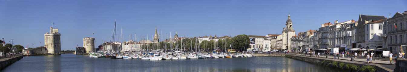Fototapeta na wymiar Panoramique du vieux port de La Rochelle